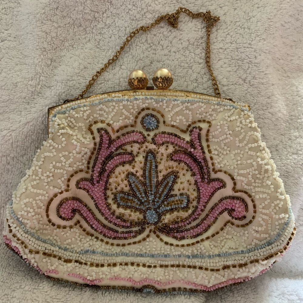 Vintage 40’s / 50’s hand clutch beaded bag with pears kissing clasp